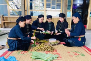 Người Tày, thôn Thanh Sơn, xã Thanh Thủy huyện Vị Xuyên, Hà Giang gói bánh tro.
