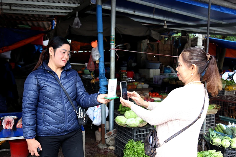 Sử dụng mã QR thanh toán không dùng tiền mặt.