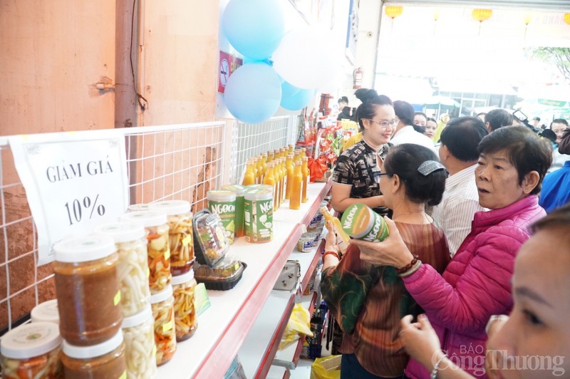 Tiểu thương Đà Nẵng bán hàng khuyến mại, kích cầu mua sắm Tiểu thương Đà Nẵng bán hàng khuyến mại, kích cầu mua sắm