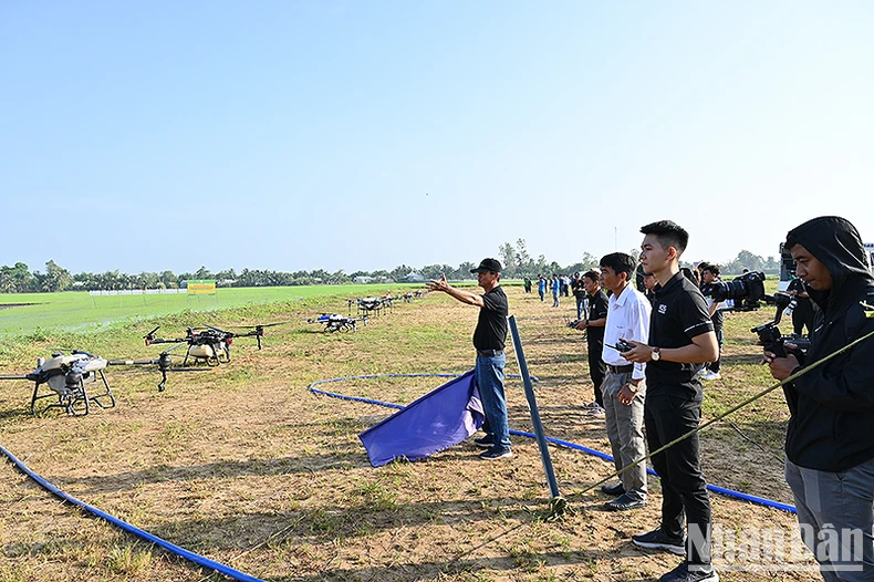 Đại biểu Festival ngành lúa gạo hào hứng với màn trình diễn thiết bị bay không người lái phục vụ nông nghiệp ảnh 2