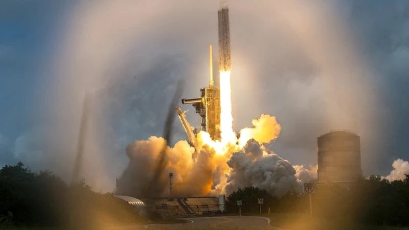 Tên lửa đẩy Falcon Heavy của Công ty SpaceX mang theo tàu vũ trụ Psyche rời bệ phóng tại Trung tâm Vũ trụ Kennedy ở bang Florida (Mỹ), ngày 13/10. (Ảnh: AFP/TTXVN)